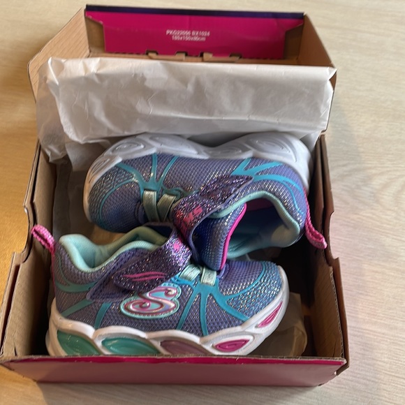 SKECHERS Toodler running shoes. - Picture 5 of 11
